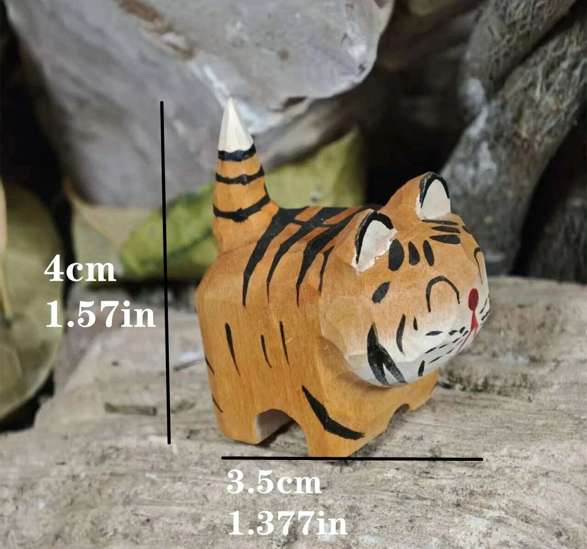 A small carved tiger figurine or ornament shown on a stone surface with overlaid dimension lines and text indicating 4 cm height and 3.5 cm width.